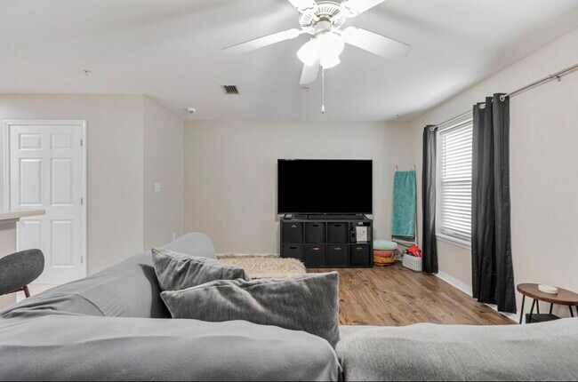 Building Photo - 17 Shell Ave SE