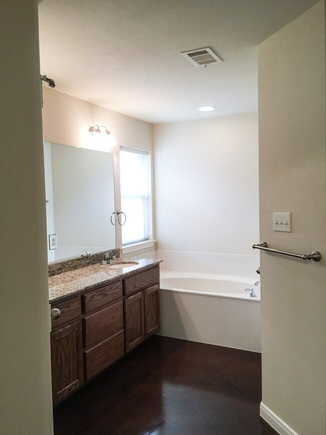 Building Photo - 3BR / 2BA Duplex in Hewitt, Texas | Midway ISD *Leasing Special Available*