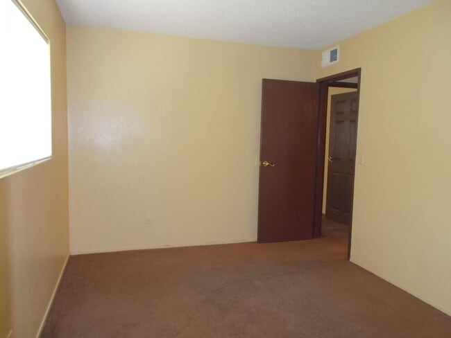 Building Photo - 2 Bedroom 1 Bath Upstairs Unit - Move in Ready