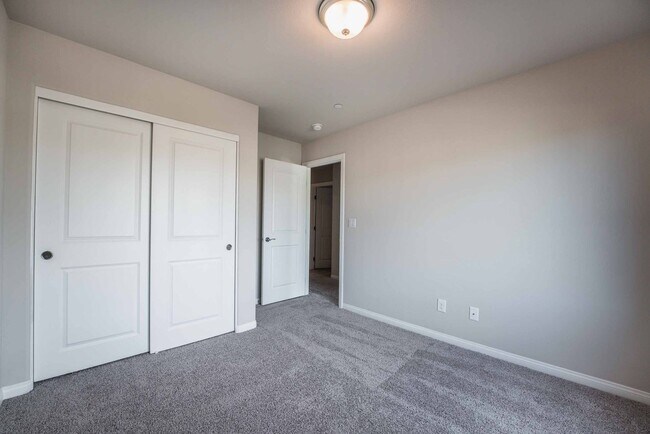 Building Photo - Stunning 5 Bedroom home in Henderson!