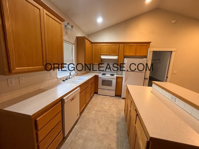 Building Photo - North Eugene 3/2 bath home