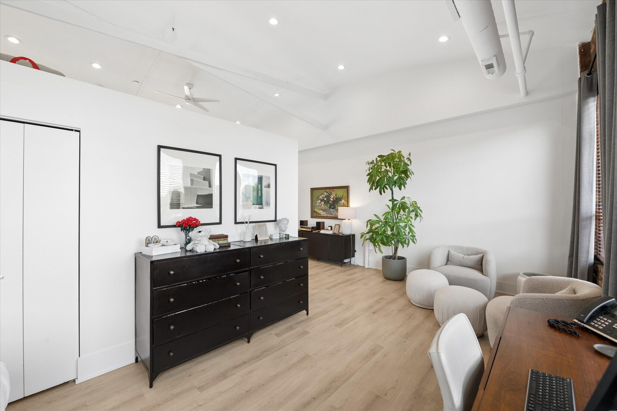 Building Photo - 1000 W Diversey Pky