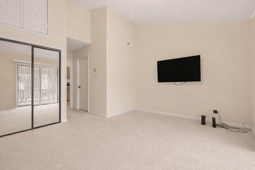 Building Photo - 205 Spring St