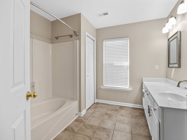 Building Photo - Beautiful 4 bedroom 2 bathroom house ready for you to call home!