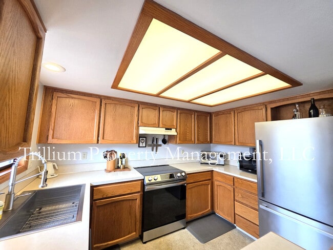 Building Photo - 110 SE 65th Ave