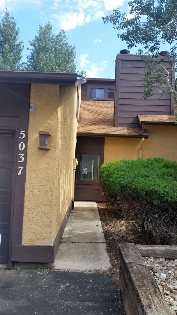 Building Photo - Village Seven 2 Bedroom Townhome with Wood...