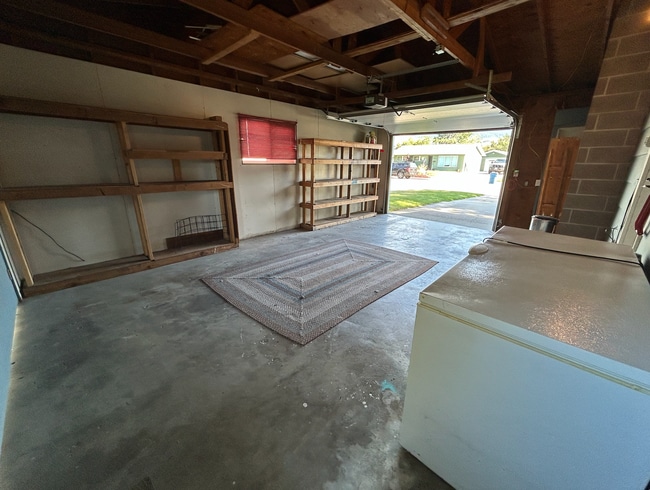 Building Photo - 3 Bed, 1.5 Bath with Spacious Backyard!