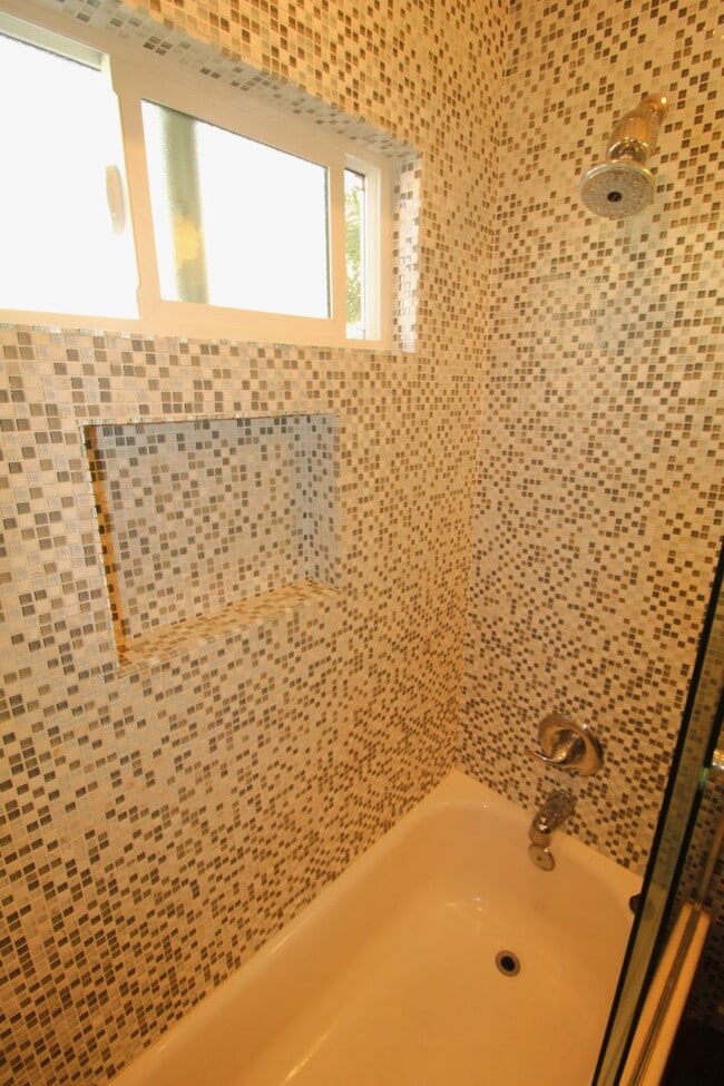 Building Photo - Quaint Midtown Ventura Duplex w/Many Upgra...