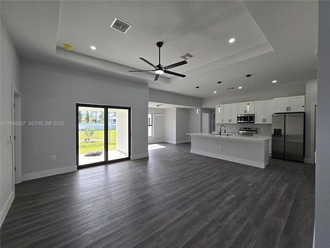 Building Photo - 1605 W 11th St