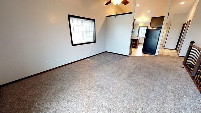 Building Photo - 3 BD, 2 BA TOWNHOME, VAULTED CEILINGS, FIR...