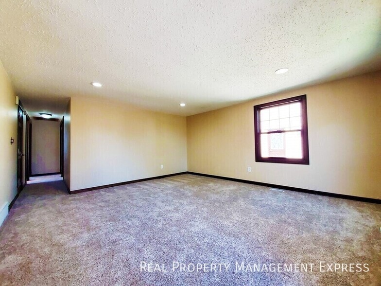 Building Photo - 4 Bed 2 Bath Home with Fenced Yard