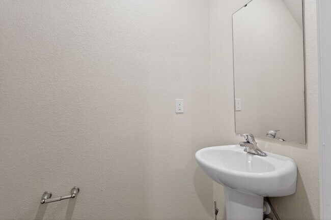 Building Photo - Spacious 4BR House in Charlotte