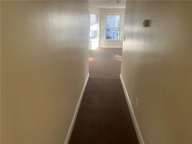 Building Photo - 585 Main St