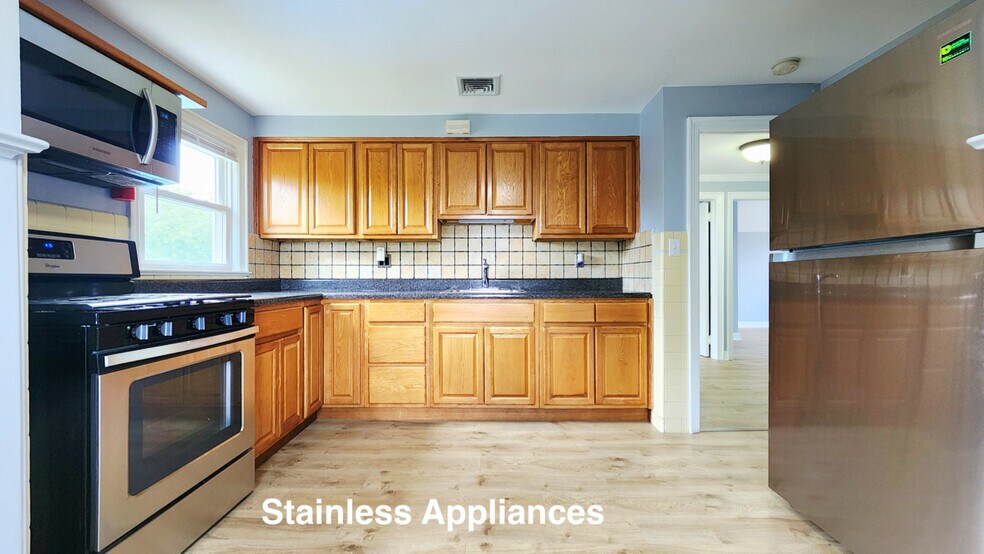 Large Kitchen & S/S Appliances - 63 Hamilton Ave