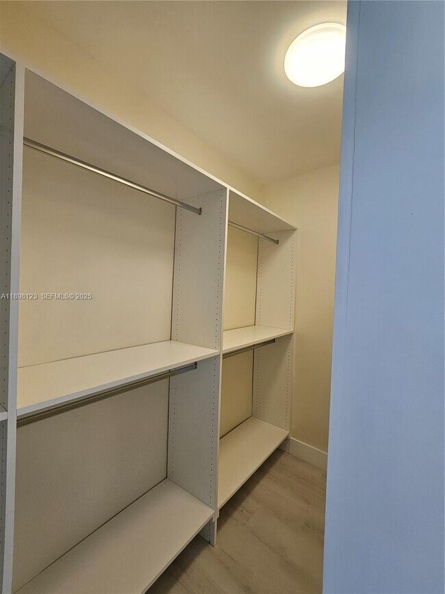 Building Photo - 834 Raymond St