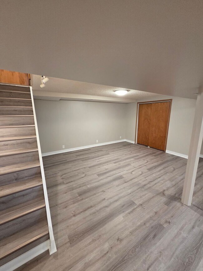 Building Photo - 3 bed 1.5 bath, 1 car garage, with fenced in backyard, newly remodeled!