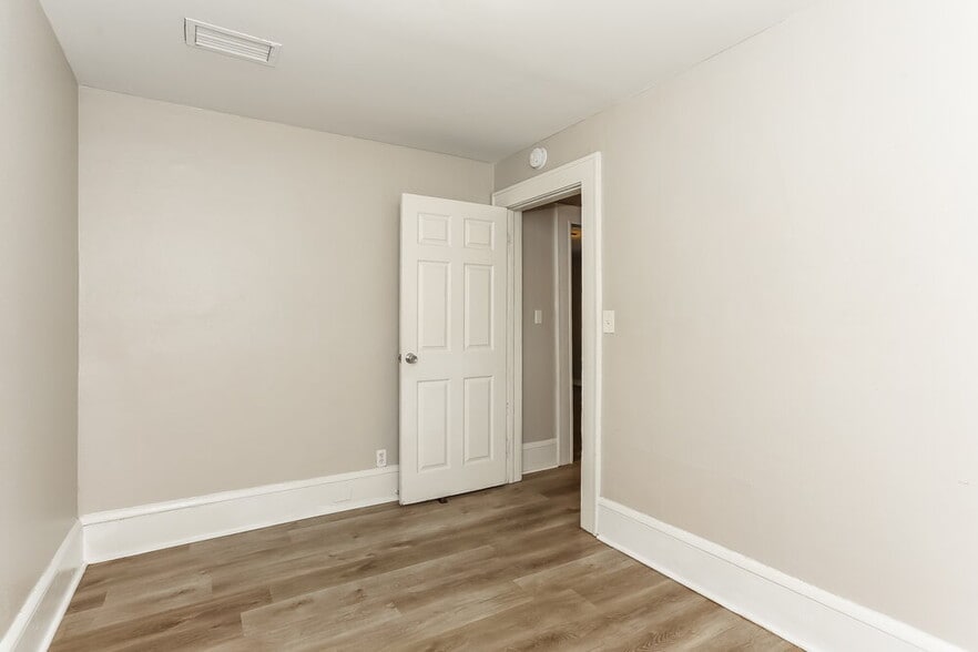 Building Photo - 3558 Dellwood Ave