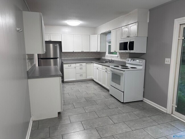 Building Photo - 3304 Caywood Dr NW