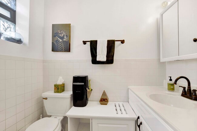 Building Photo - 1903 W Dickens Ave