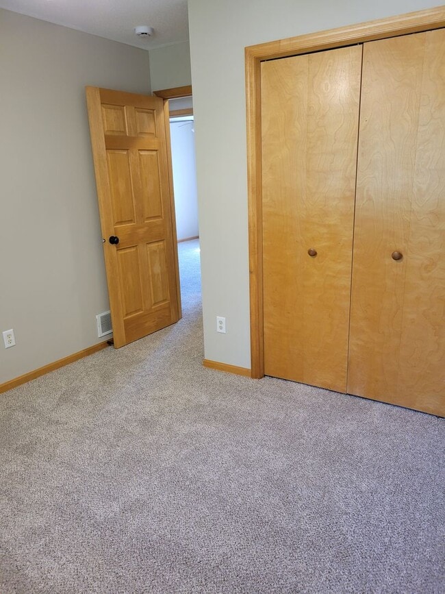 Building Photo - 3 Bedroom Townhouse - Middle Unit