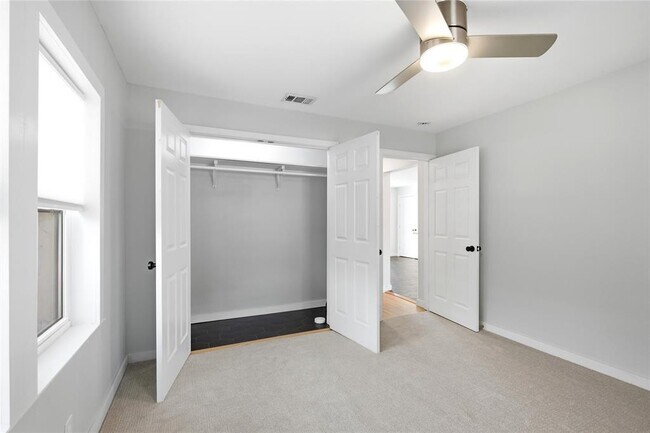 Building Photo - 905 E 53rd St