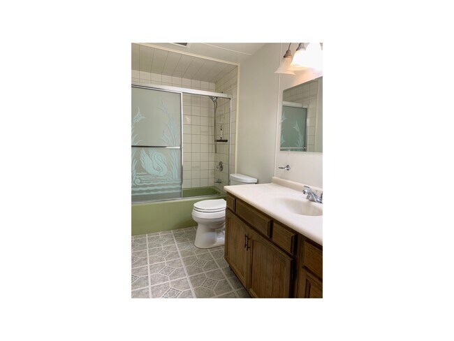 Bathroom with steel tub and good water pressure - 2279 Franklin St