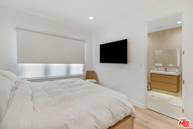 Building Photo - 128 Kings Rd