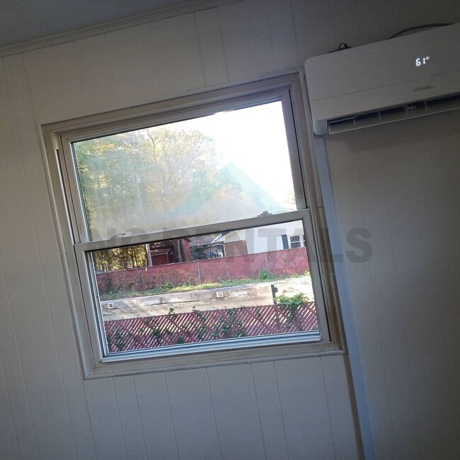 Building Photo - COMING SOON: Recently Renovated 2-Bedroom ...