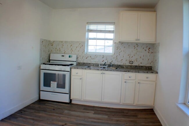 Building Photo - 508 N Wayside Dr