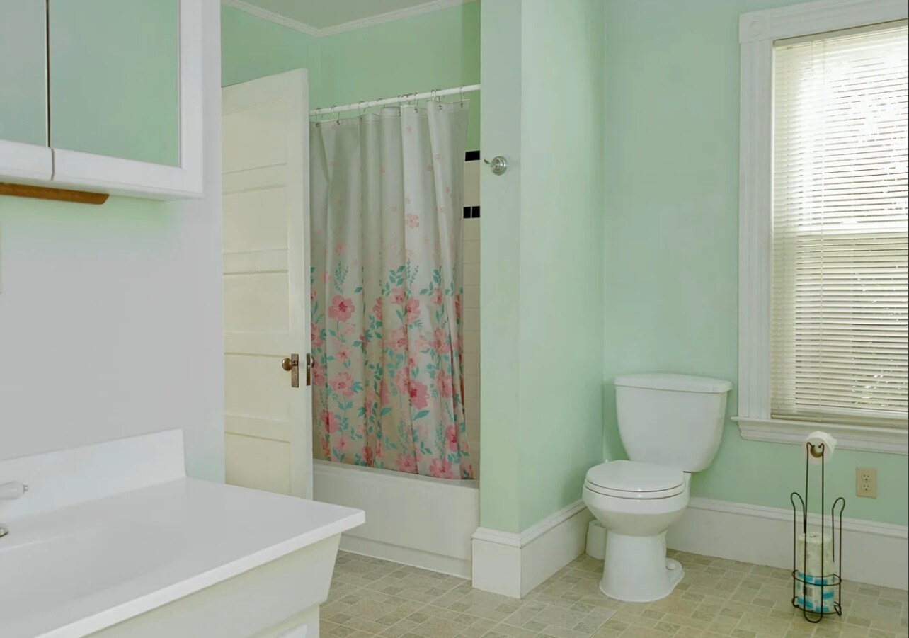 Large bathroom and laundry in unit. - 110 Graham St