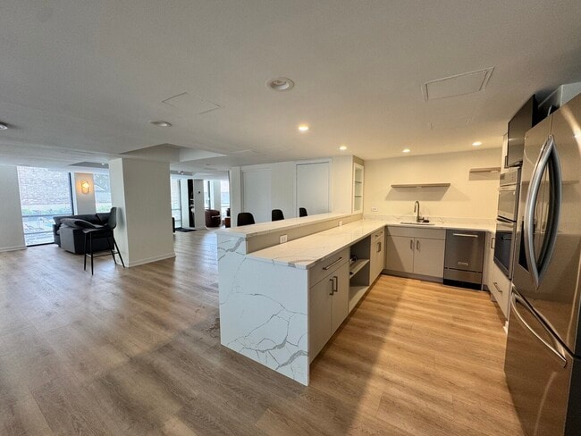 Building Photo - 1660 N La Salle Dr