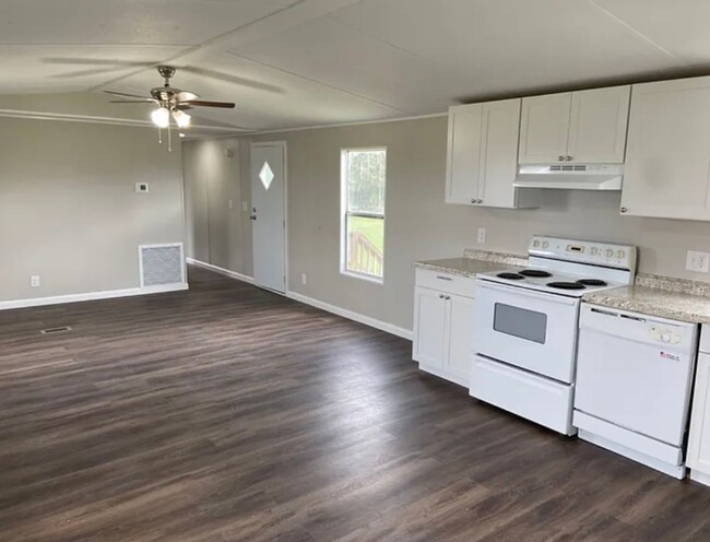 Building Photo - Newly remodeled 3 Bedroom, 2 Bathroom home...