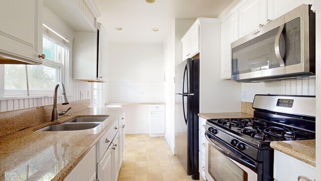 Building Photo - One Bedroom Available for Long Term Rent at the Tropicana Apartments in Coronado!