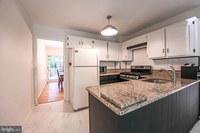 Building Photo - 4908 Sauquoit Ln