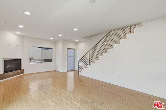 Building Photo - 3637 Dunn Dr