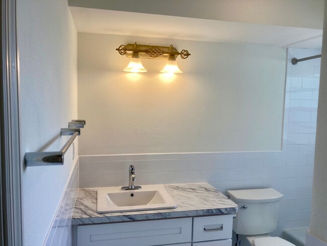 Building Photo - 2 bedroom, 2 bath condo ready to go!