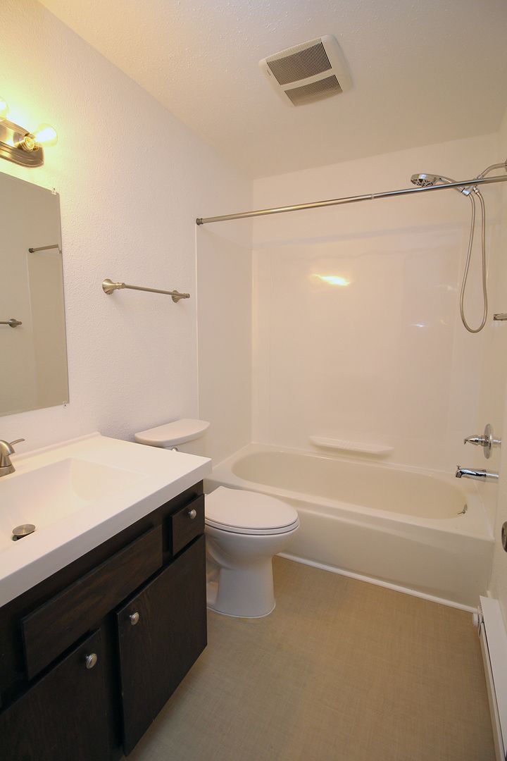 Building Photo - 5704 SW Beaverton Hillsdale Hwy