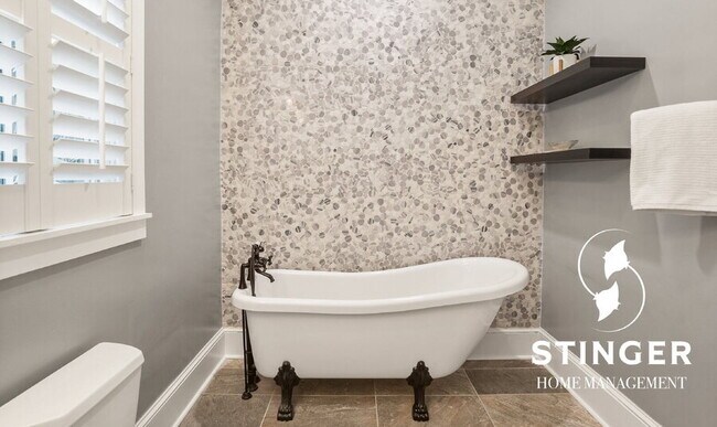 Building Photo - 14 Hayek St