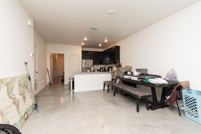 Building Photo - 624 Pacific Crest Trl