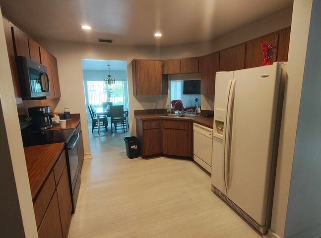 Building Photo - 616 White Water Dr