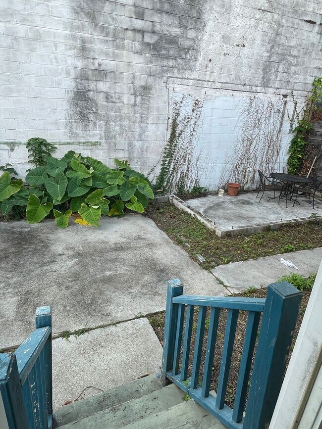 Building Photo - 2BD/1BA Shotgun w/ Huge Sunroom and Backyard