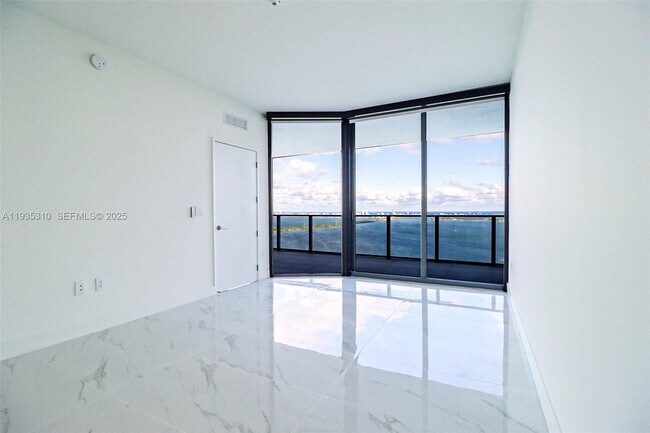 Building Photo - 700 NE 24th St