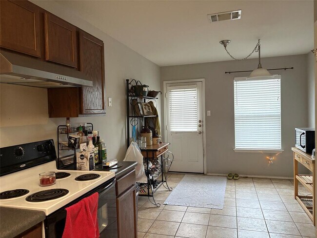 Building Photo - 1034 W South St