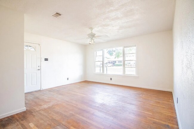 Building Photo - Updated 3 Bedroom Home for Rent in Central...