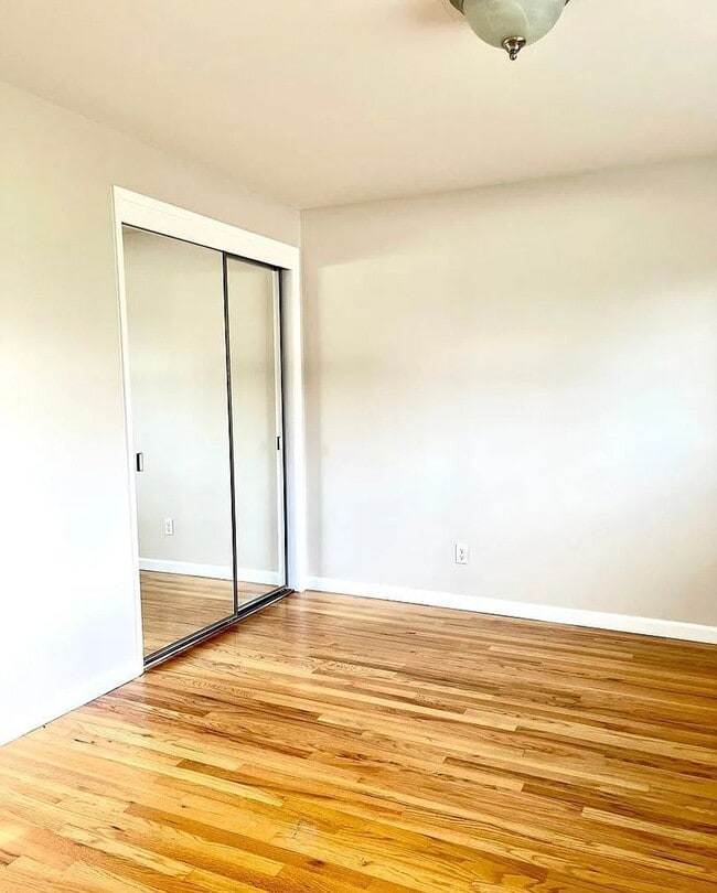 Building Photo - Beautiful Mid-Century four-bedroom Shoreline