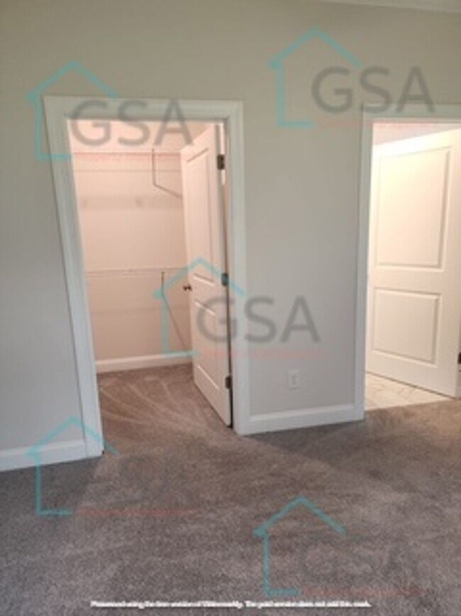 Building Photo - 3 Bedroom Home Available!
