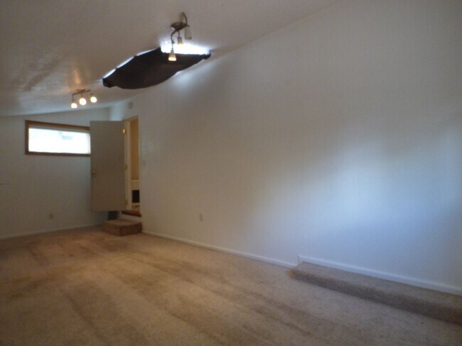 Building Photo - 3 Bedroom 1 Bath Home