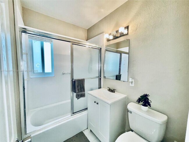 Building Photo - 3 bedroom in Hollywood FL 33020