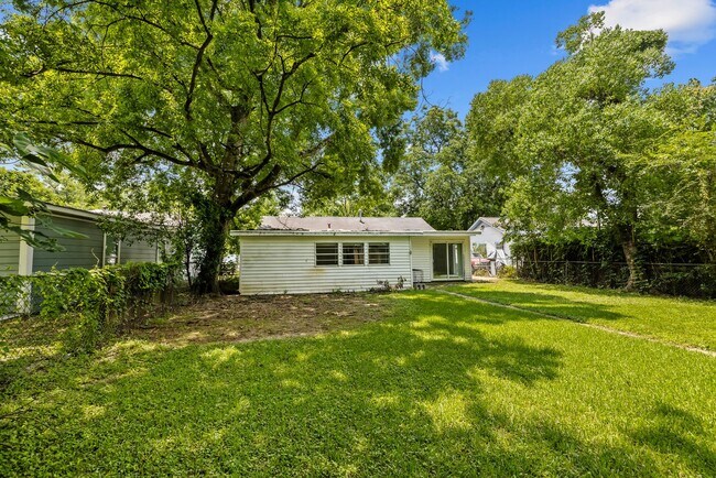 Building Photo - Charming 3 Bedroom, 2 Bathroom house