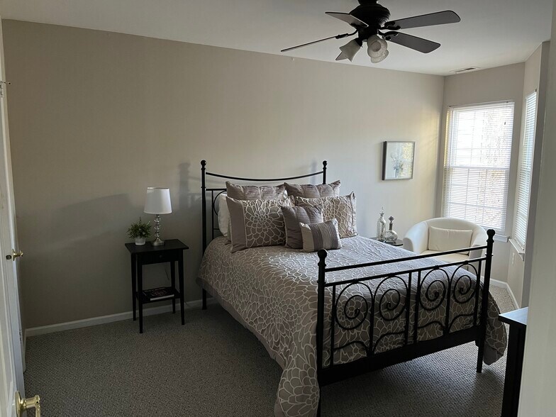 Building Photo - 1604 Diamond Drive